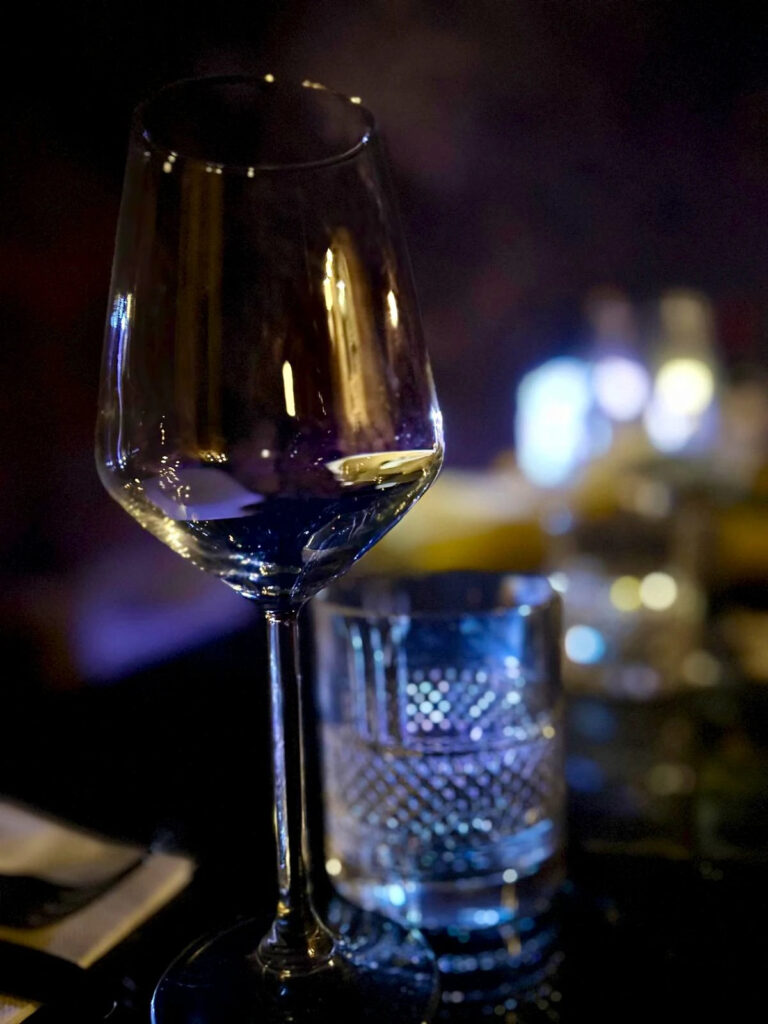 Il fascino autentico dei vini artigianali per tavole vive